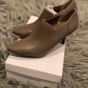 New Calvin Klein woman shoes in taupe color size 9